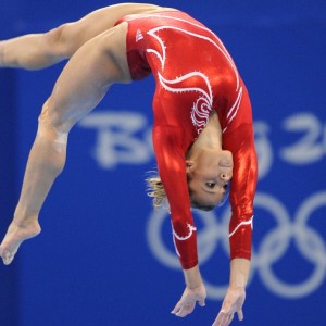 开云体育平台-姆巴佩连败新规映射体育伦理困局，公牛争议揭开商业化伤疤，体育伦理与商业化的双重困境，从姆巴佩新规到公牛争议